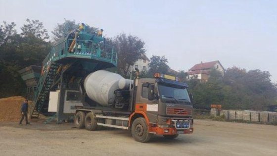 Constmach 生产的 30 立方米/小时全移动式混凝土搅拌站