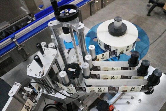 自动圆瓶颈贴纸和切刀标签打印机 贴标机橘子酱顶部