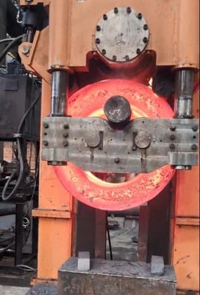 垂直鍛造リング圧延機 最大直径2000mm