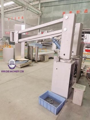 奶牛屠宰场 从输送轨道上卸下胴体并装入卡车 液压胴体装载臂 肉制品