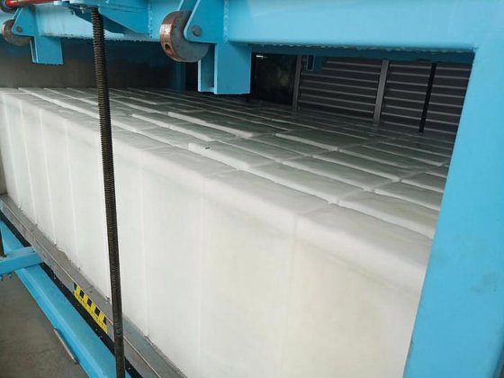 オマーンからのコンパクトな商用中古製氷機、新鮮さを保つ新しいコンクリートブロック製造機