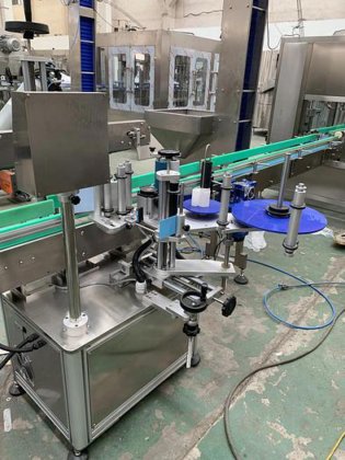 先进的全自动贴标机和贴纸机 液体灌装机
