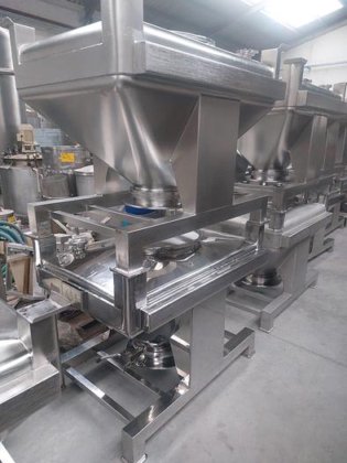 约 400 升的不锈钢桶。带盖