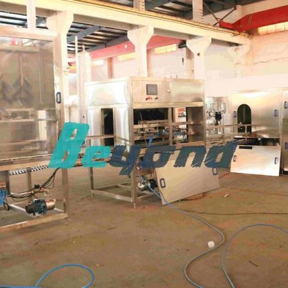 全自动 5 加仑桶装纯净饮用水灌装和液体旋盖机