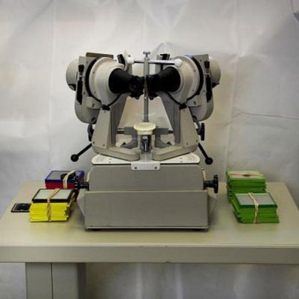 桌子上的反讽者克莱门特·克拉克