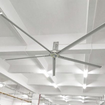 巨大な天井ファン