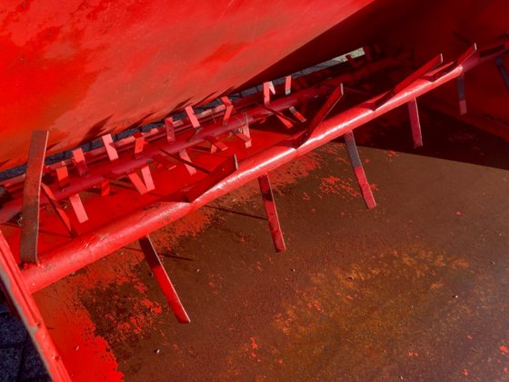 Holaras锯末撒布器