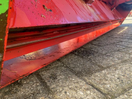 Holaras锯末撒布器