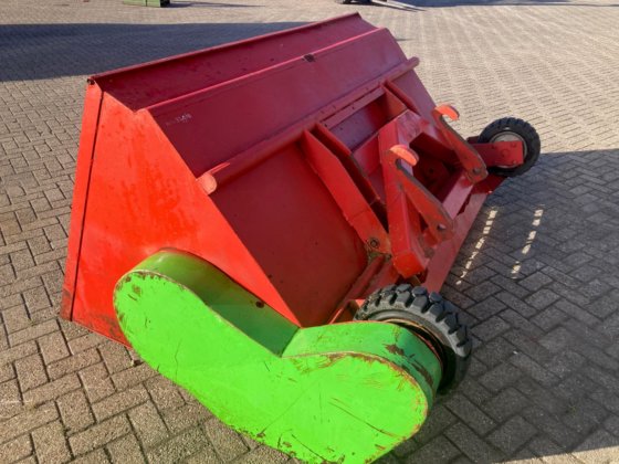 Holaras锯末撒布器