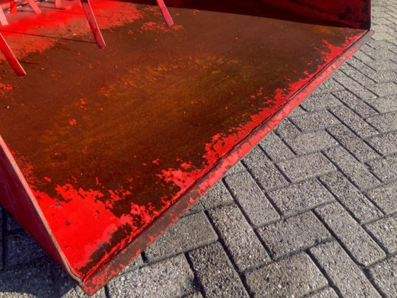 Holaras锯末撒布器