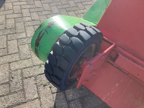 Holaras锯末撒布器