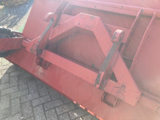 Holaras锯末撒布器