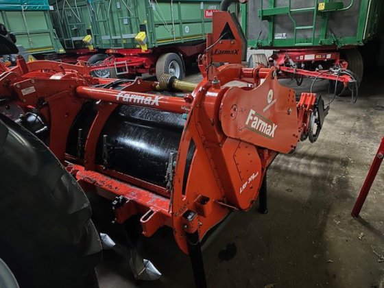 2012 Farmax LRP300Profi，配有 Eggerol 和屋顶环形滚筒