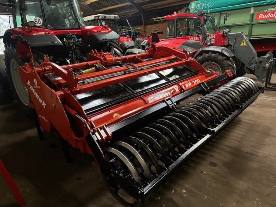 2012 Farmax LRP300Profi，配有 Eggerol 和屋顶环形滚筒