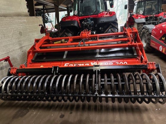 2012 Farmax LRP300Profi，配有 Eggerol 和屋顶环形滚筒