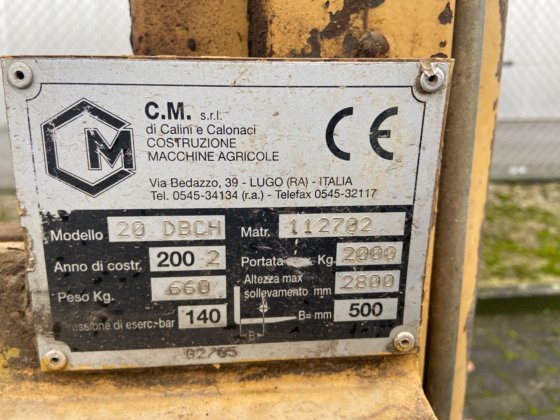 2002 带折叠勺的拖拉机升降桅杆