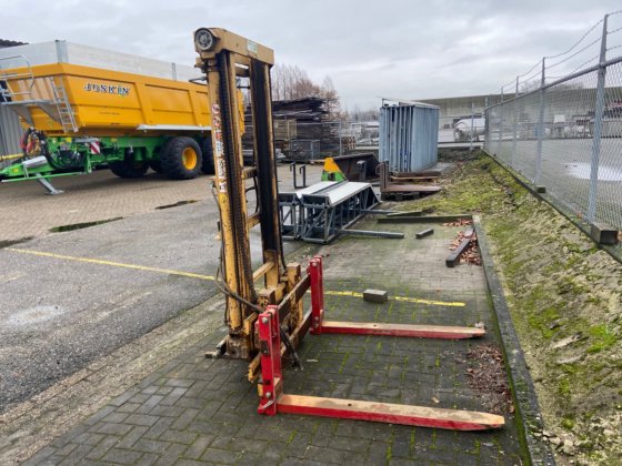 2002 带折叠勺的拖拉机升降桅杆