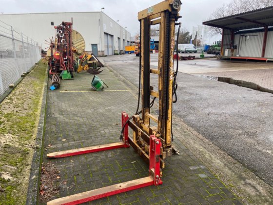 2002 带折叠勺的拖拉机升降桅杆