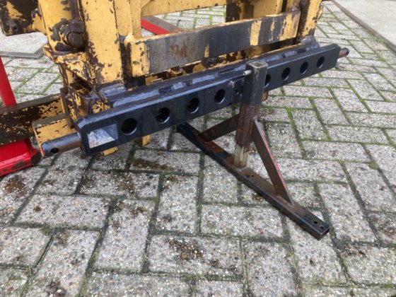 2002 带折叠勺的拖拉机升降桅杆