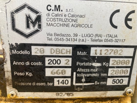 2002 带折叠勺的拖拉机升降桅杆