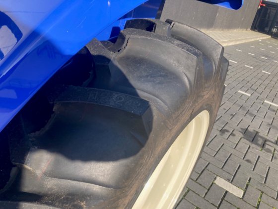 伊势崎TLE 3410液压拖拉机，带前装载机和铲斗