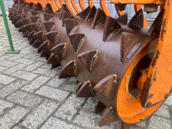 带压实辊的卡彭耕耘机