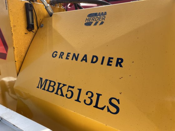 MF 6475 Dyna-6 带牧羊人沟渠清扫机