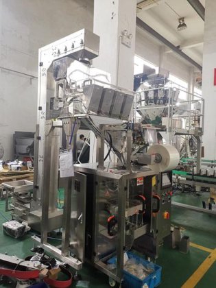用于咖啡豆、大米和盐的全自动 4 头直线称重式真空充填包装机
