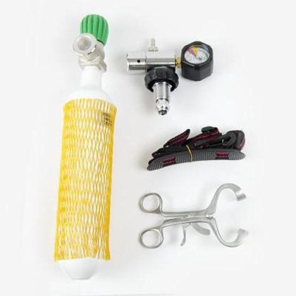 酸素ボトルとアンビューが入った緊急用ケース