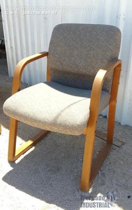 茶色の布張りの木製椅子