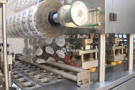 熱い販売のためのフル オートマチックの 200ml プラスチック コップの純粋な水満ちるシーリング機械