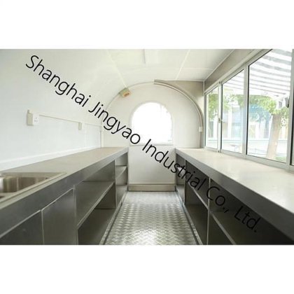 洗面所と二段ベッドを備えたミニキャラバン