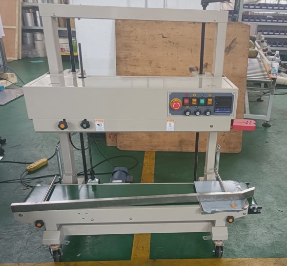 连续自动立式带封口机 食品塑料袋包装热封口机