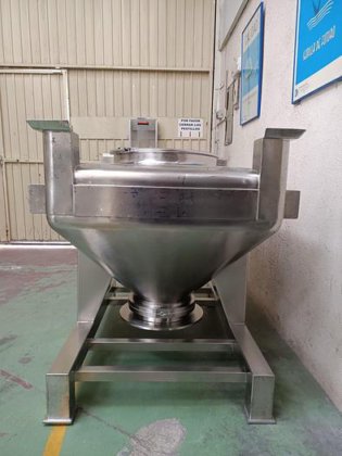 约 400 升的不锈钢桶。带盖