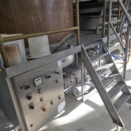 3つの容器を備えた醸造所