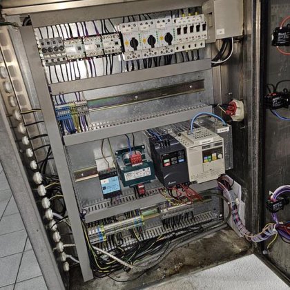 3つの容器を備えた醸造所