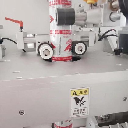 二手不干胶贴标机圆形单面碱性洗瓶灌装旋盖贴标机价格高速套标机