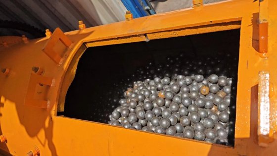 スーダンのザンビアのジンバブエで作る粉のための金銀製の銅鉄鉱石の粉砕機 900x1800 モデル ボール ミル粉砕機