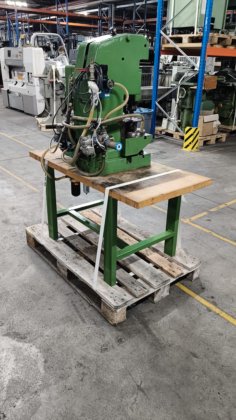 带有冲头和模具的小型压缩空气冲床