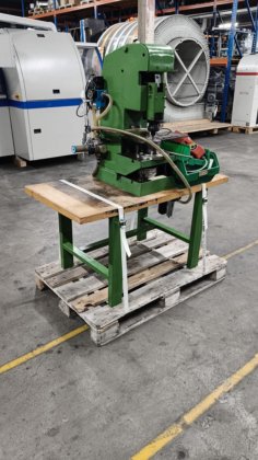 带有冲头和模具的小型压缩空气冲床