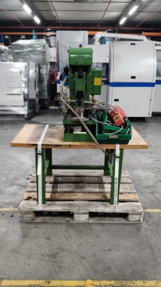 带有冲头和模具的小型压缩空气冲床