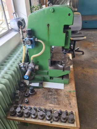 パンチとダイ付き小型圧縮空気パンチ