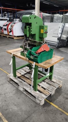 带有冲头和模具的小型压缩空气冲床