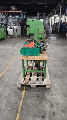 带有冲头和模具的小型压缩空气冲床