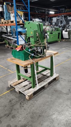 带有冲头和模具的小型压缩空气冲床