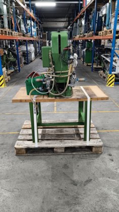 带有冲头和模具的小型压缩空气冲床