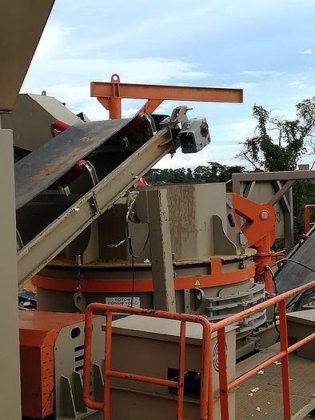 移動式破砕機およびスクリーニングプラント