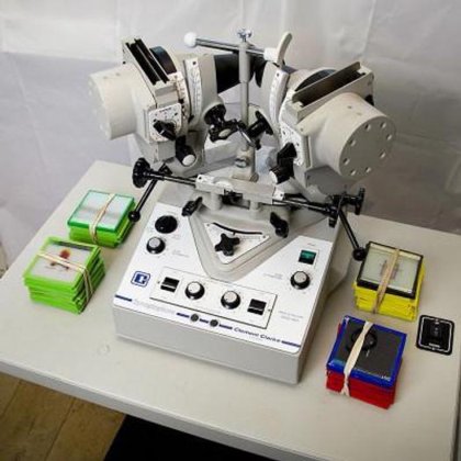 桌子上的反讽者克莱门特·克拉克