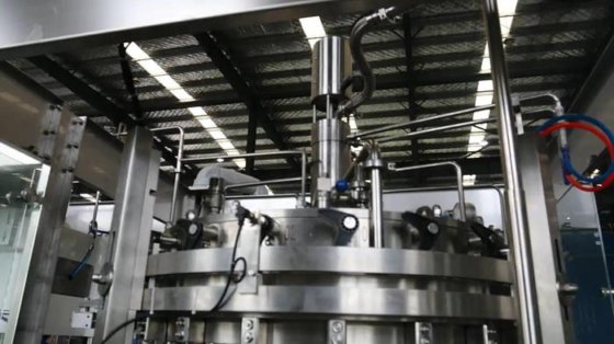 全自动可乐罐饮料液体封口机