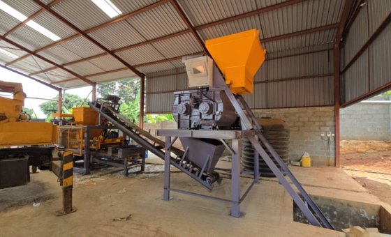 Block making machine with batching